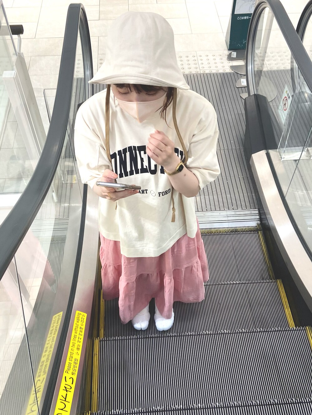 ホワイト系のTシャツ/カットソー、ピンク系のスカート、ホワイト系のその他シューズを着用したレディースの春コーディネートの3枚目の写真