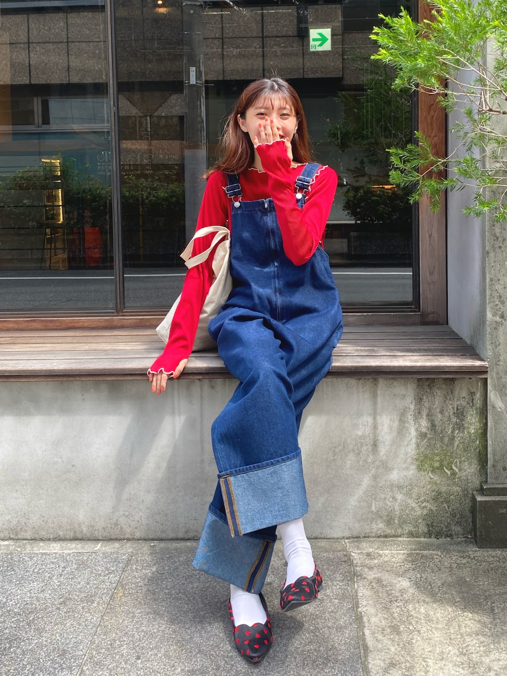 ブルー系のサロペット/オーバーオール、レッド系のTシャツ/カットソー、ブラック系のパンプスを着用したレディースの秋コーディネートの3枚目の写真