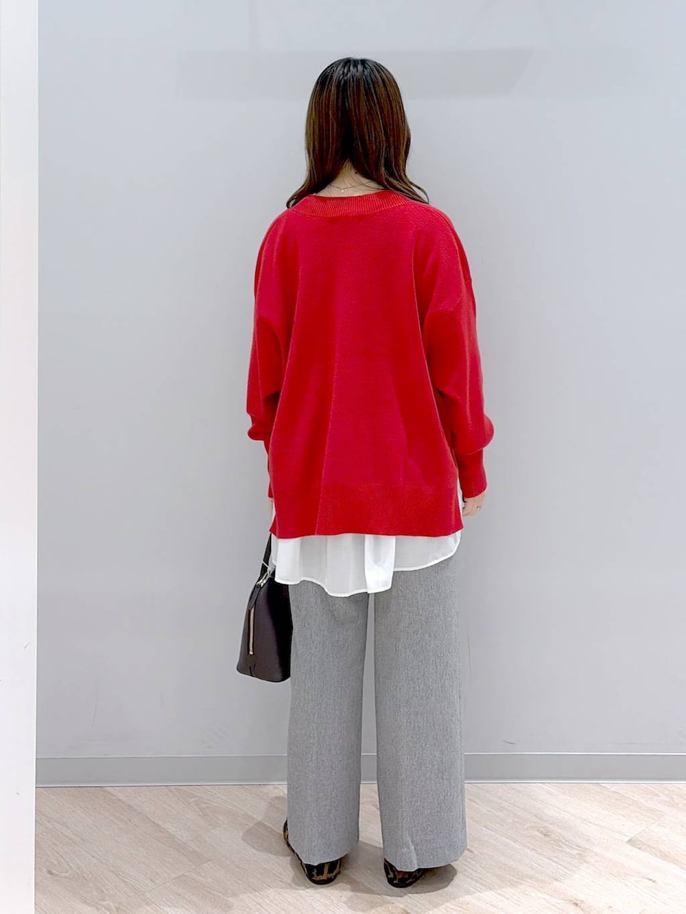 その他のパンプス、レッド系のニット/セーター、ホワイト系のTシャツ/カットソーを着用したレディースの冬コーディネートの4枚目の写真