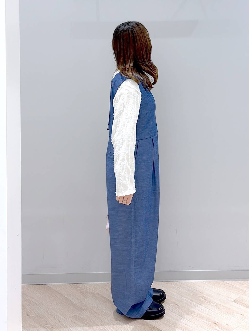 ブラック系のローファー、ピンク系のトートバッグ、ホワイト系のTシャツ/カットソーを着用したレディースの冬コーディネートの3枚目の写真