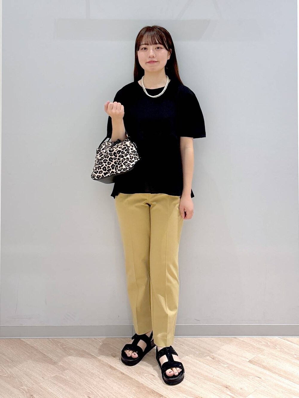 その他のショルダーバッグ、ベージュ系のその他パンツ、ブラック系のTシャツ/カットソーを着用したレディースの夏コーディネートの2枚目の写真