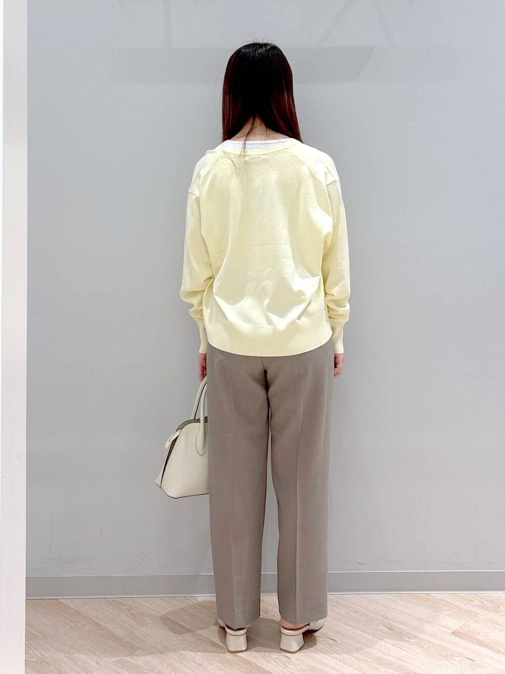 ホワイト系のショルダーバッグ、イエロー系のカーディガン/ボレロ、イエロー系のその他パンツを着用したレディースの春コーディネートの4枚目の写真