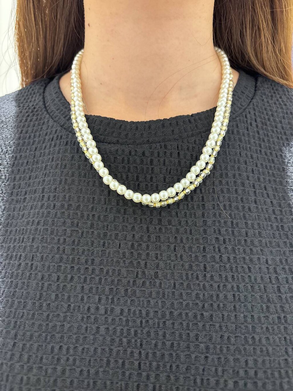 その他のショルダーバッグ、ベージュ系のその他パンツ、ブラック系のTシャツ/カットソーを着用したレディースの夏コーディネートの5枚目の写真