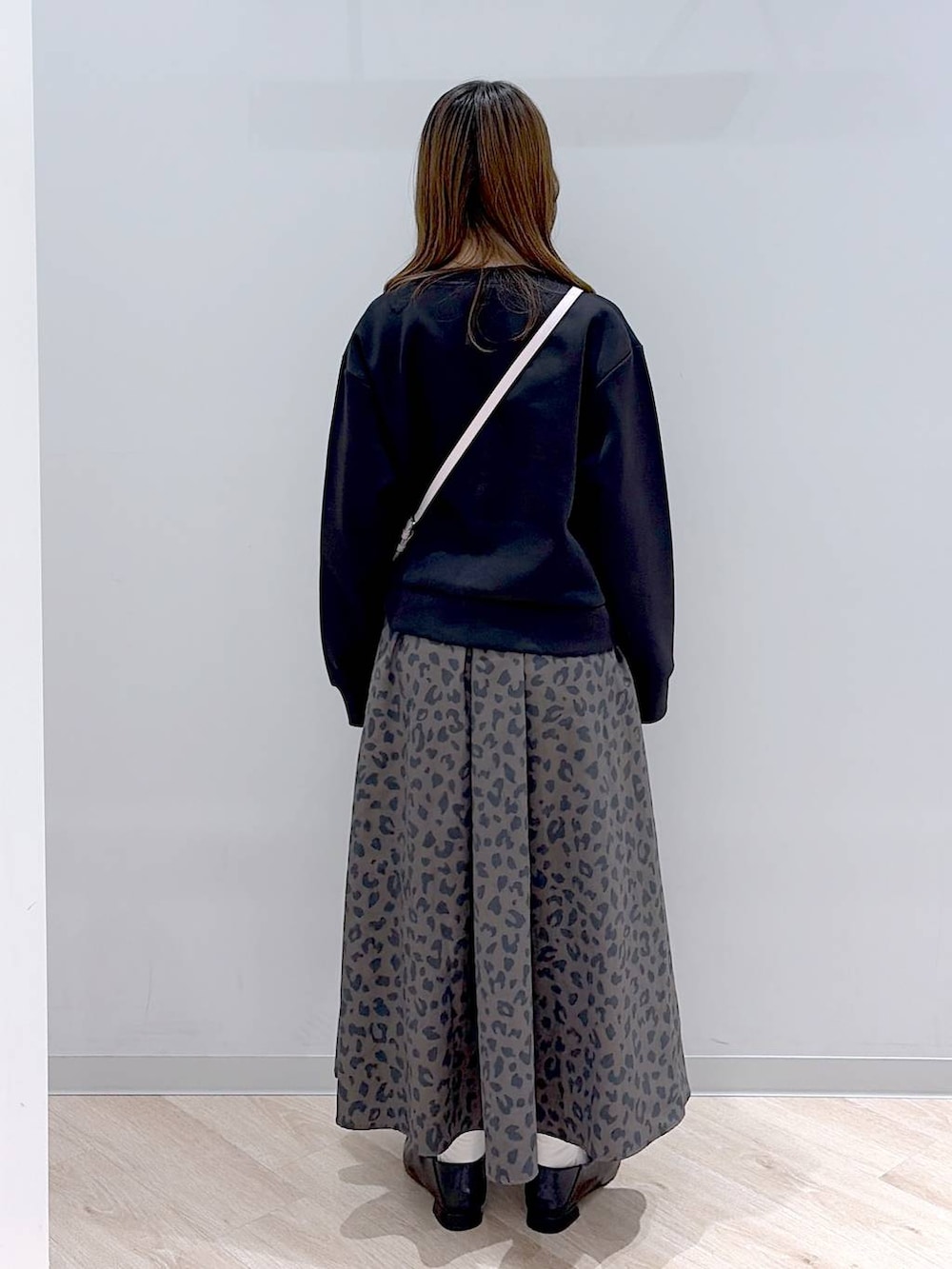 その他のスカート、ブラック系のカーディガン/ボレロを着用したレディースの冬コーディネートの4枚目の写真