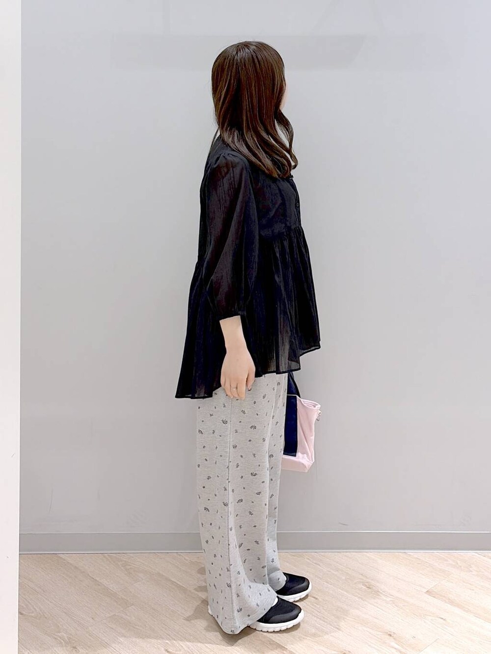 ブラック系のスニーカー、ピンク系のトートバッグ、グレー系のタンクトップを着用したレディースの春コーディネートの3枚目の写真