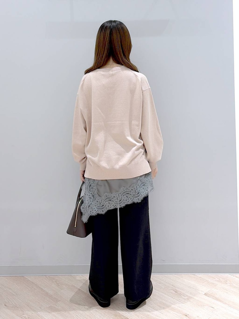 ブラック系のローファー、ブラック系のその他パンツ、ピンク系のニット/セーターを着用したレディースの春コーディネートの4枚目の写真