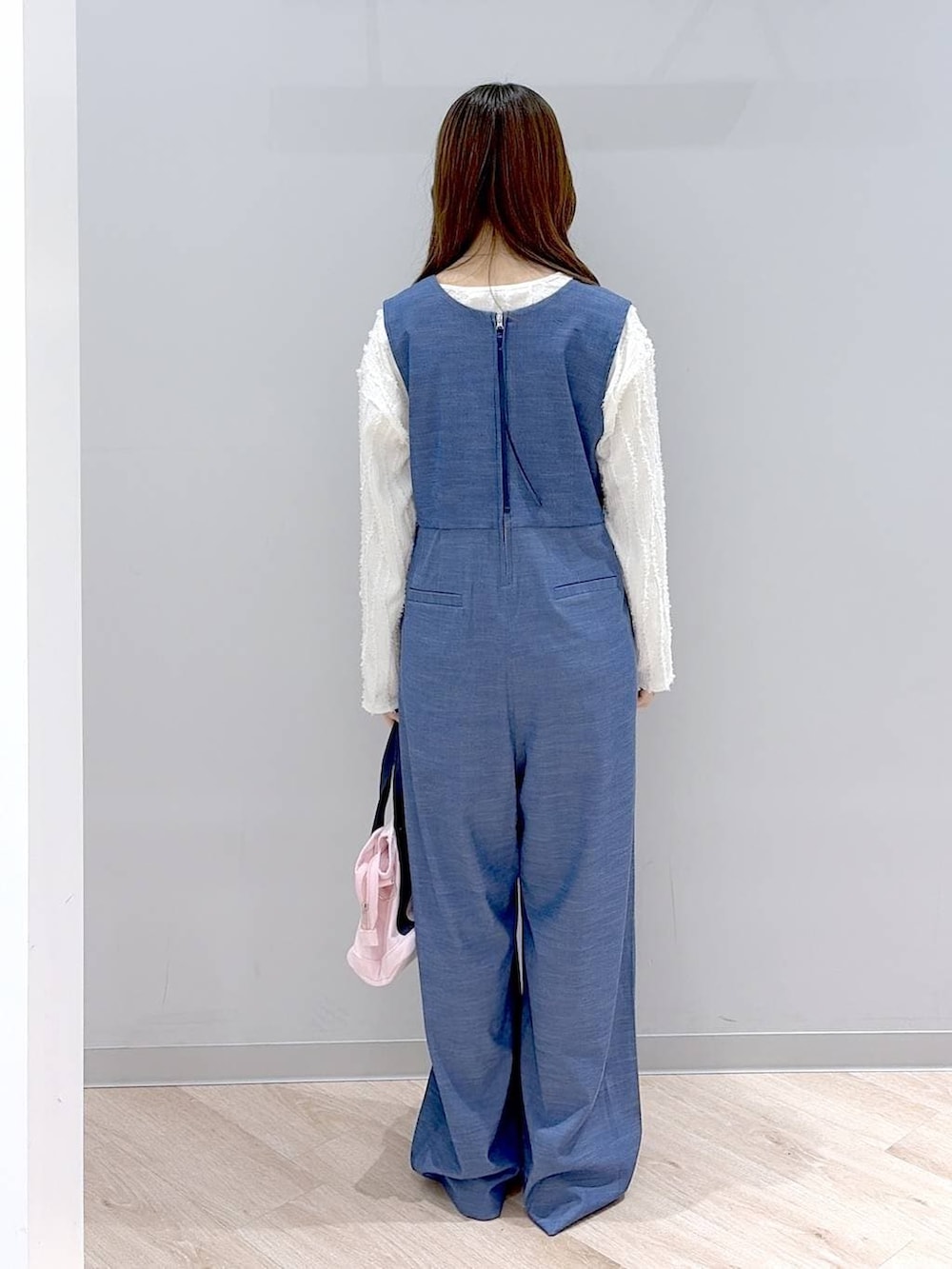 ブラック系のローファー、ピンク系のトートバッグ、ホワイト系のTシャツ/カットソーを着用したレディースの冬コーディネートの4枚目の写真