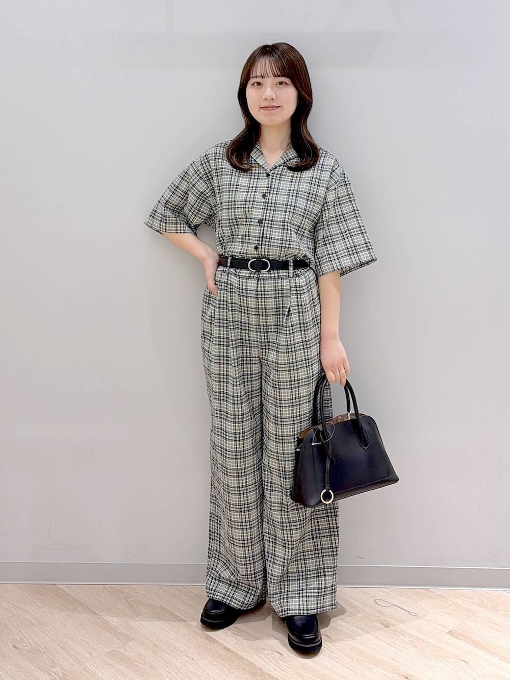 ブラック系のローファー、ブラック系のショルダーバッグ、その他のつなぎ/オールインワンを着用したレディースの春コーディネートの2枚目の写真