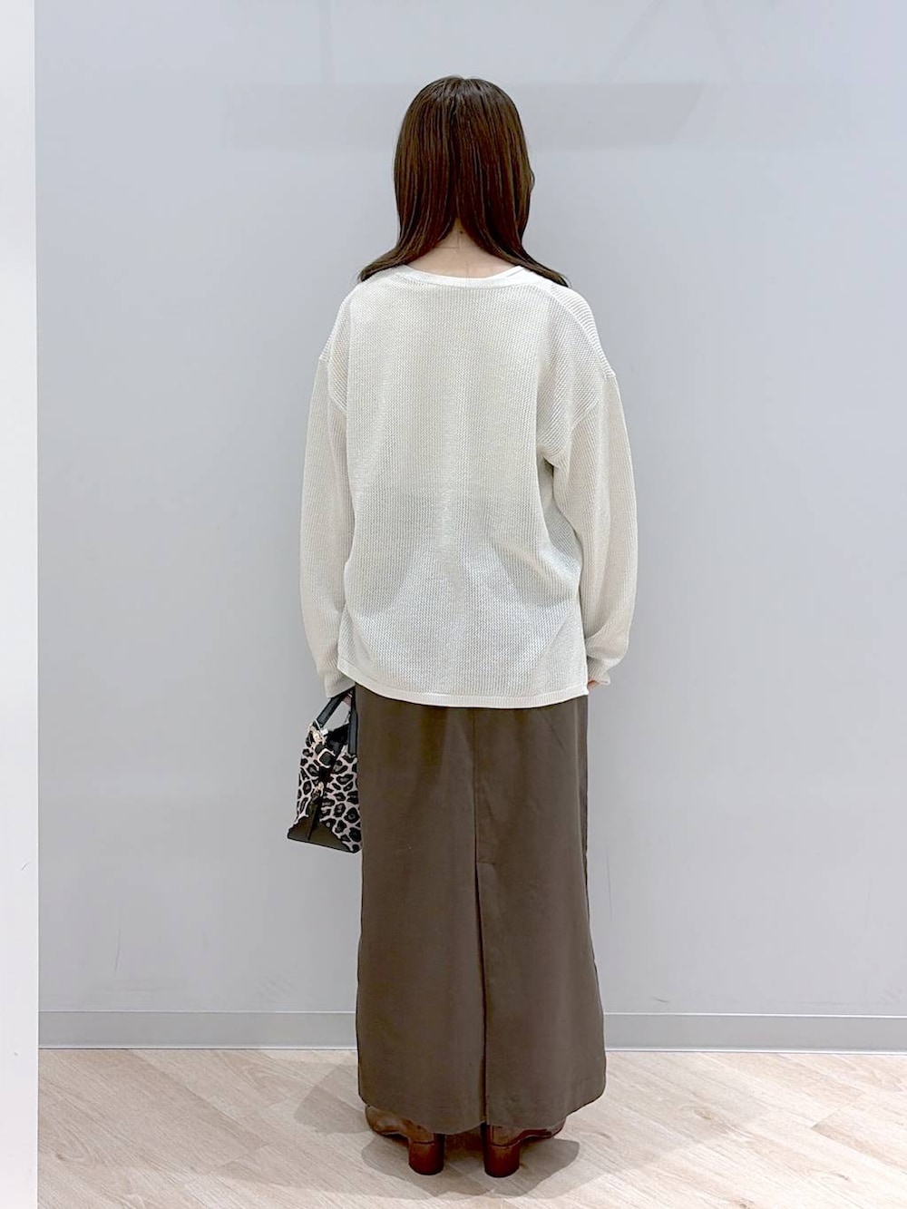 その他のショルダーバッグ、ブラウン系のスカート、ブラウン系のローファーを着用したレディースの春コーディネートの4枚目の写真