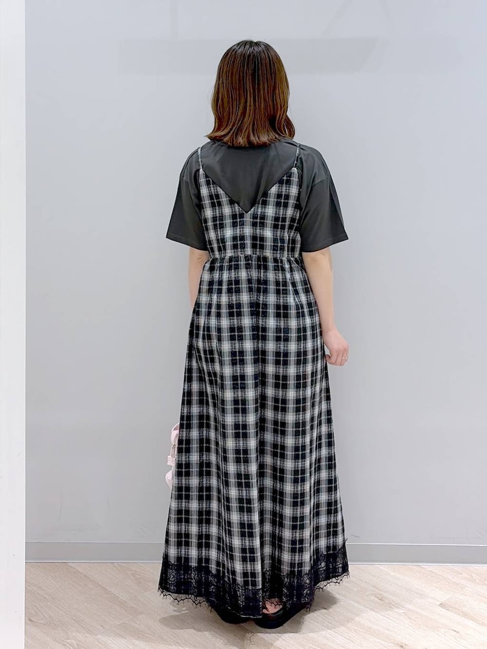 ピンク系のトートバッグ、グレー系のTシャツ/カットソー、ブラック系のサンダルを着用したレディースの夏コーディネートの4枚目の写真