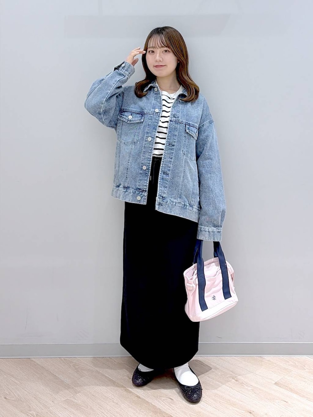 ブラック系のバレエシューズ、ピンク系のトートバッグ、ブルー系のデニムジャケットを着用したレディースの冬コーディネートの2枚目の写真