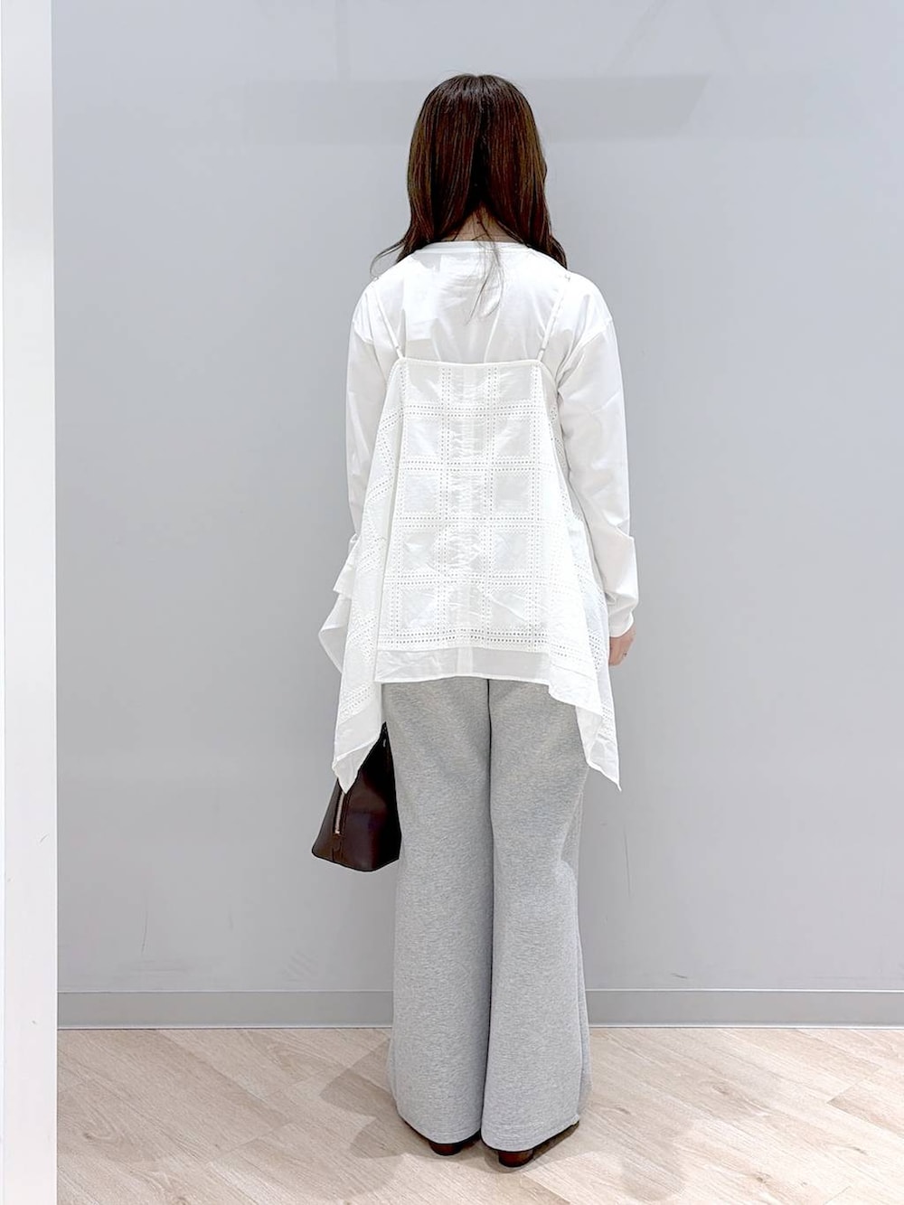 グレー系のスウェットパンツ、ホワイト系のTシャツ/カットソー、ブラウン系のローファーを着用したレディースの春コーディネートの4枚目の写真