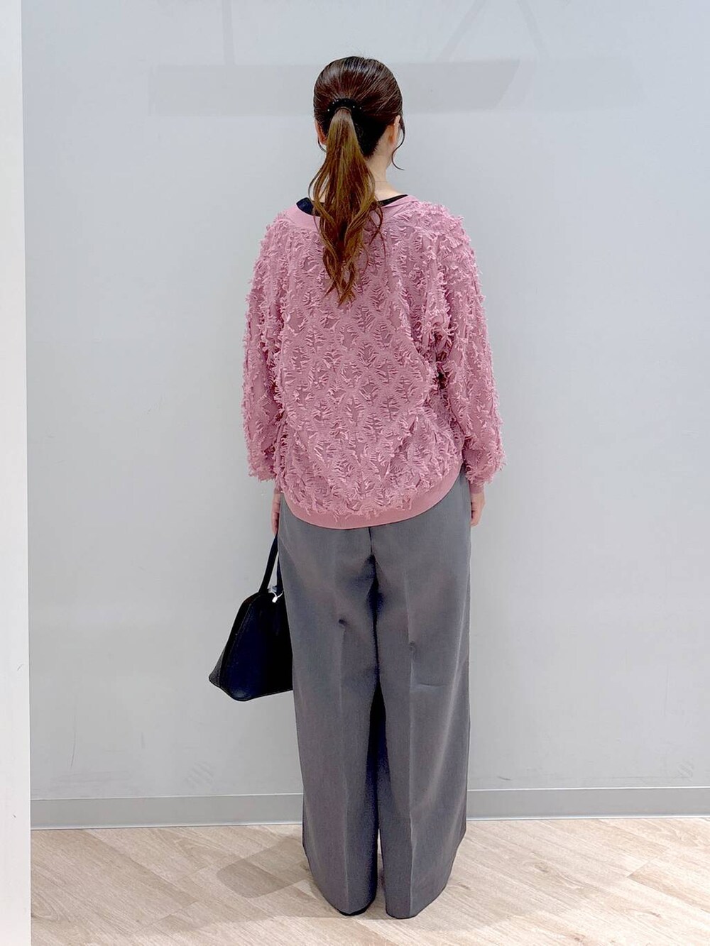 ブラック系のローファー、グレー系のサロペット/オーバーオール、ブラック系のショルダーバッグを着用したレディースの夏コーディネートの4枚目の写真