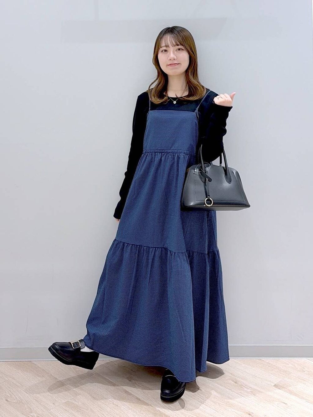 ブラック系のローファー、ブラック系のショルダーバッグ、ブラック系のTシャツ/カットソーを着用したレディースの春コーディネートの2枚目の写真