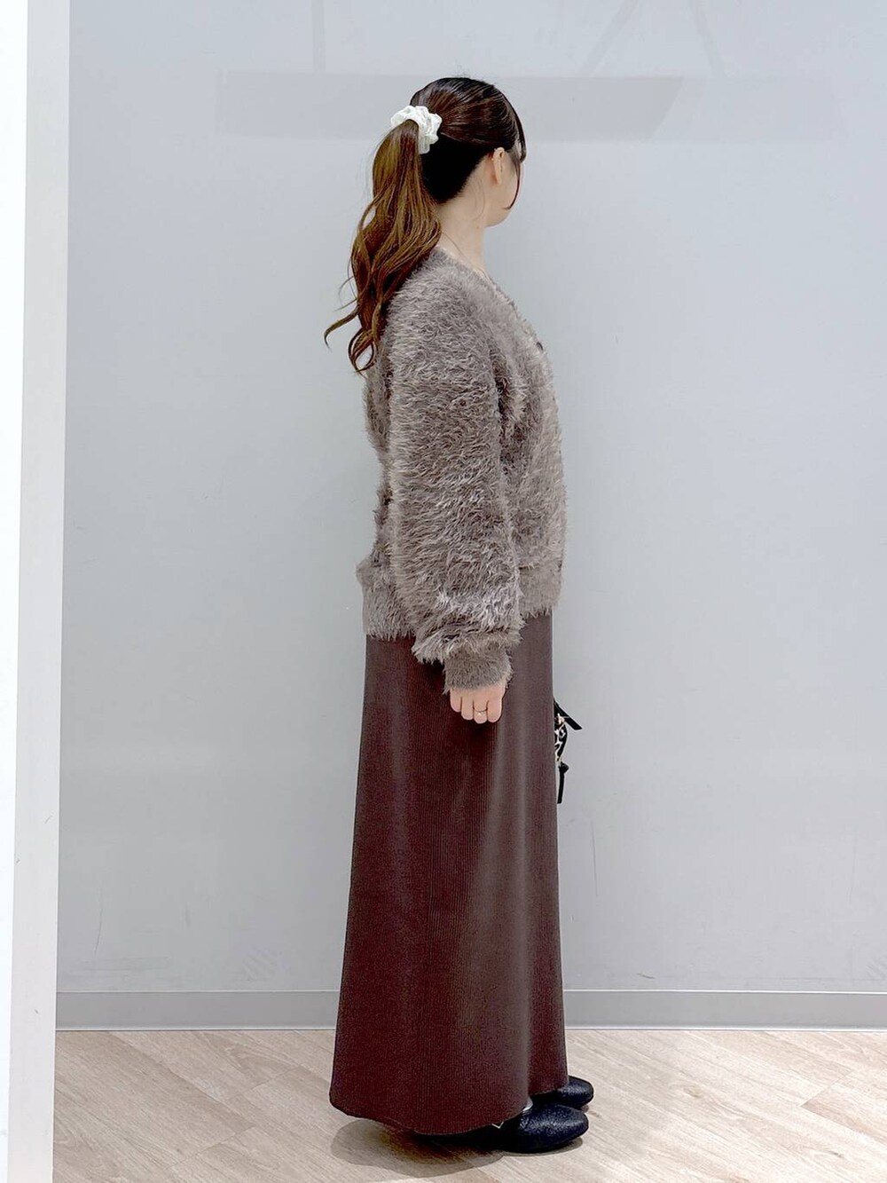 その他のショルダーバッグ、その他のパンプスを着用したレディースの秋コーディネートの3枚目の写真