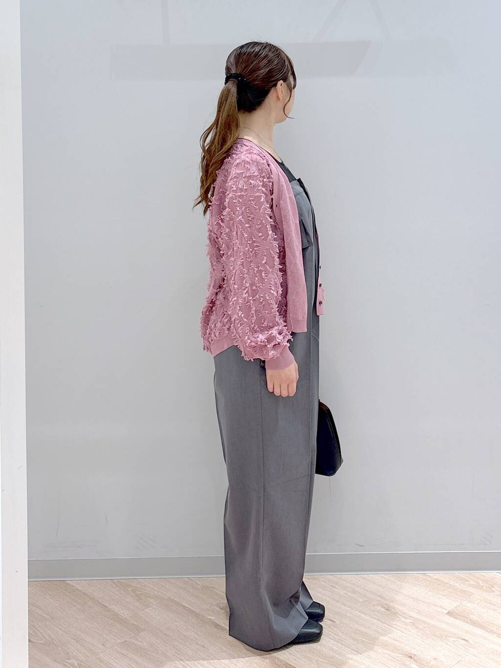 ブラック系のローファー、グレー系のサロペット/オーバーオール、ブラック系のショルダーバッグを着用したレディースの夏コーディネートの3枚目の写真