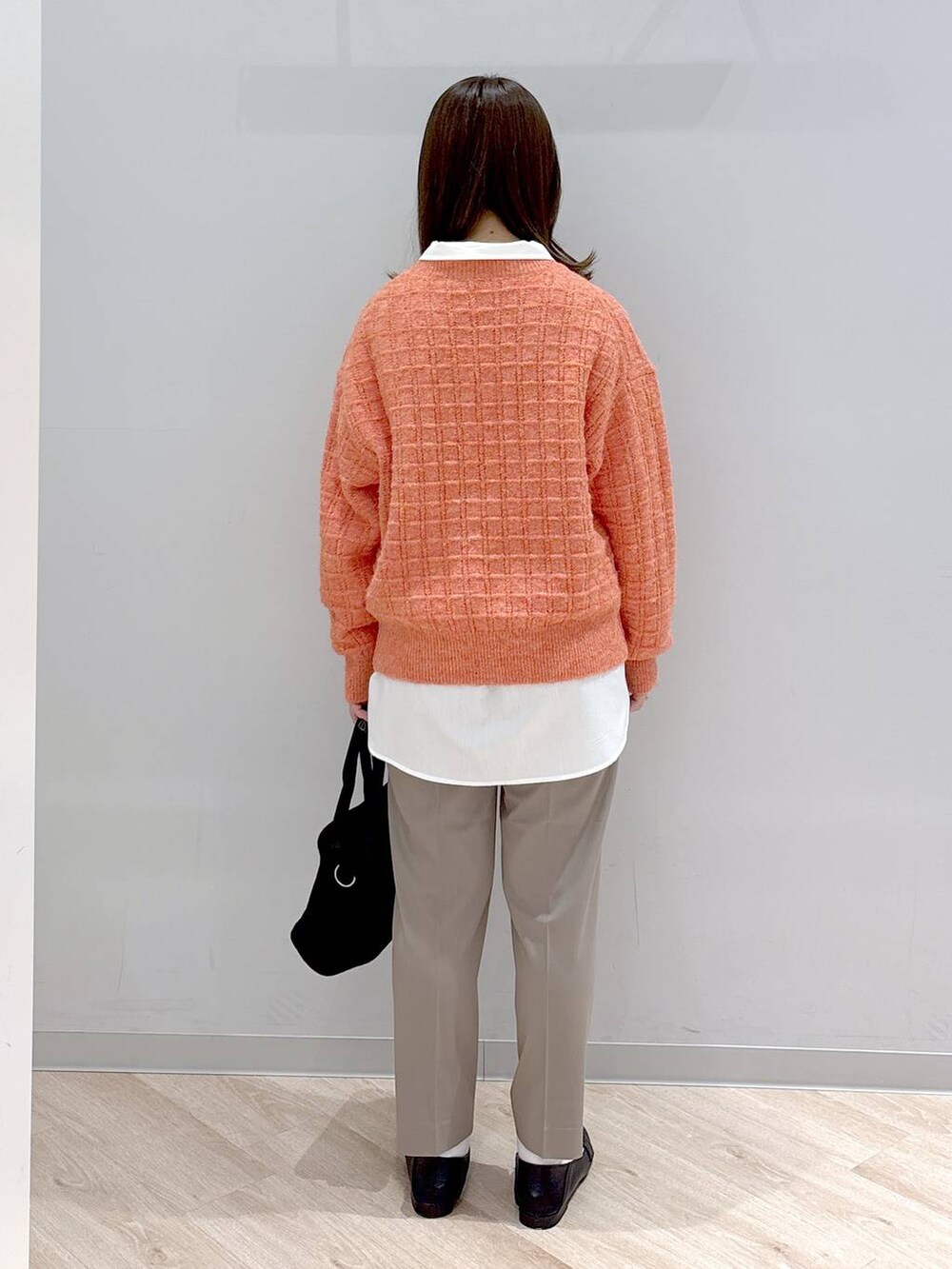 ブラック系のローファー、ブラック系のトートバッグ、ブラウン系のその他パンツを着用したレディースの秋コーディネートの4枚目の写真