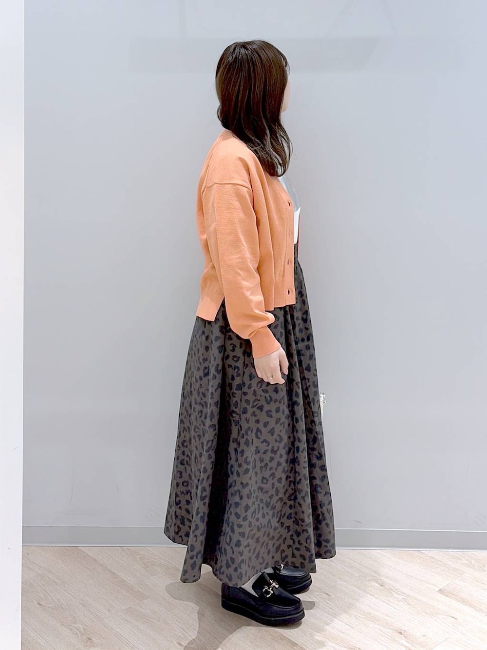 ブラック系のローファー、ホワイト系のトートバッグ、その他のスカートを着用したレディースの春コーディネートの3枚目の写真