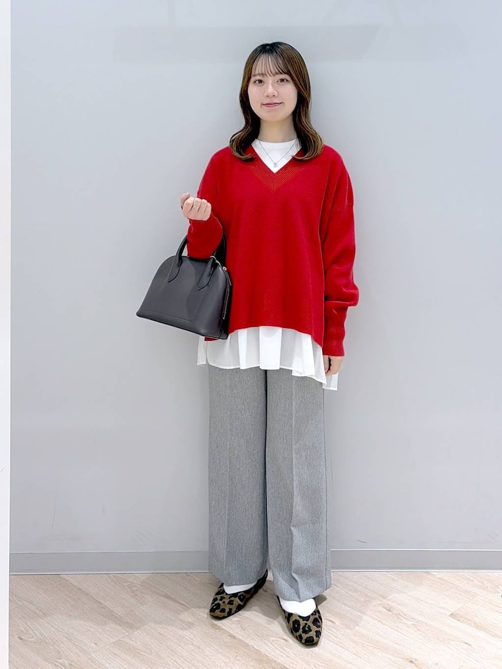 その他のパンプス、レッド系のニット/セーター、ホワイト系のTシャツ/カットソーを着用したレディースの冬コーディネートの2枚目の写真