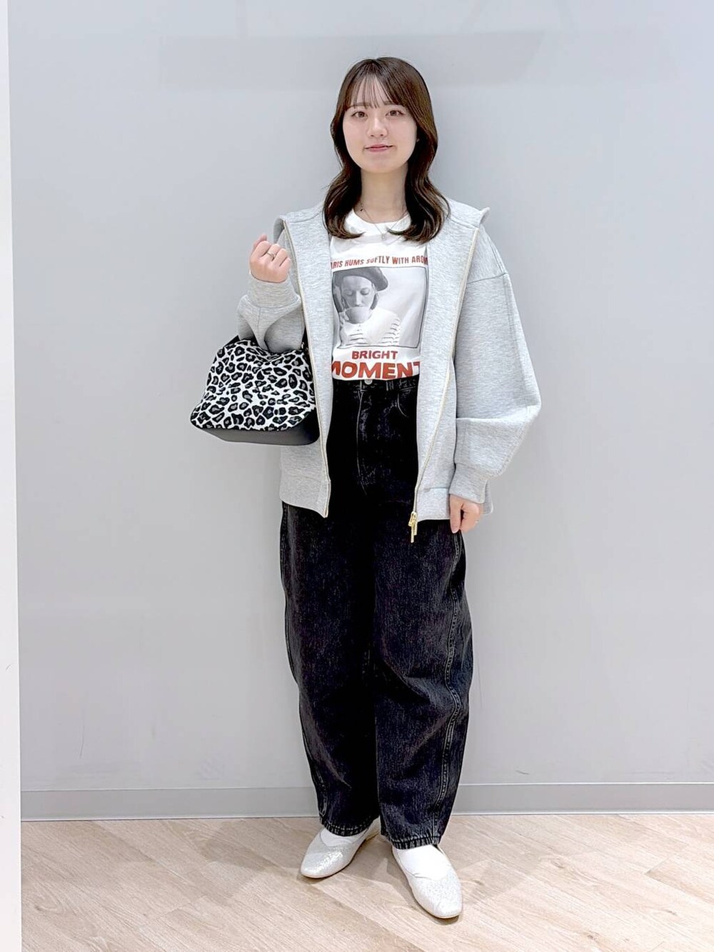 その他のショルダーバッグ、シルバー系のパンプス、ブラック系のデニムパンツを着用したレディースの春コーディネートの2枚目の写真