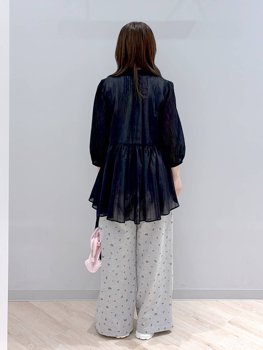 ブラック系のスニーカー、ピンク系のトートバッグ、グレー系のタンクトップを着用したレディースの春コーディネートの4枚目の写真