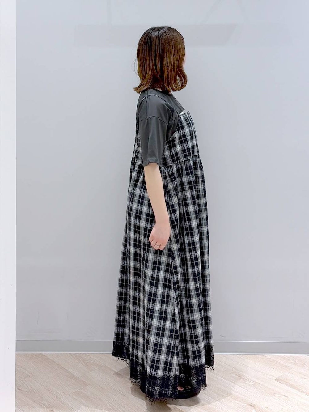 ピンク系のトートバッグ、グレー系のTシャツ/カットソー、ブラック系のサンダルを着用したレディースの夏コーディネートの3枚目の写真