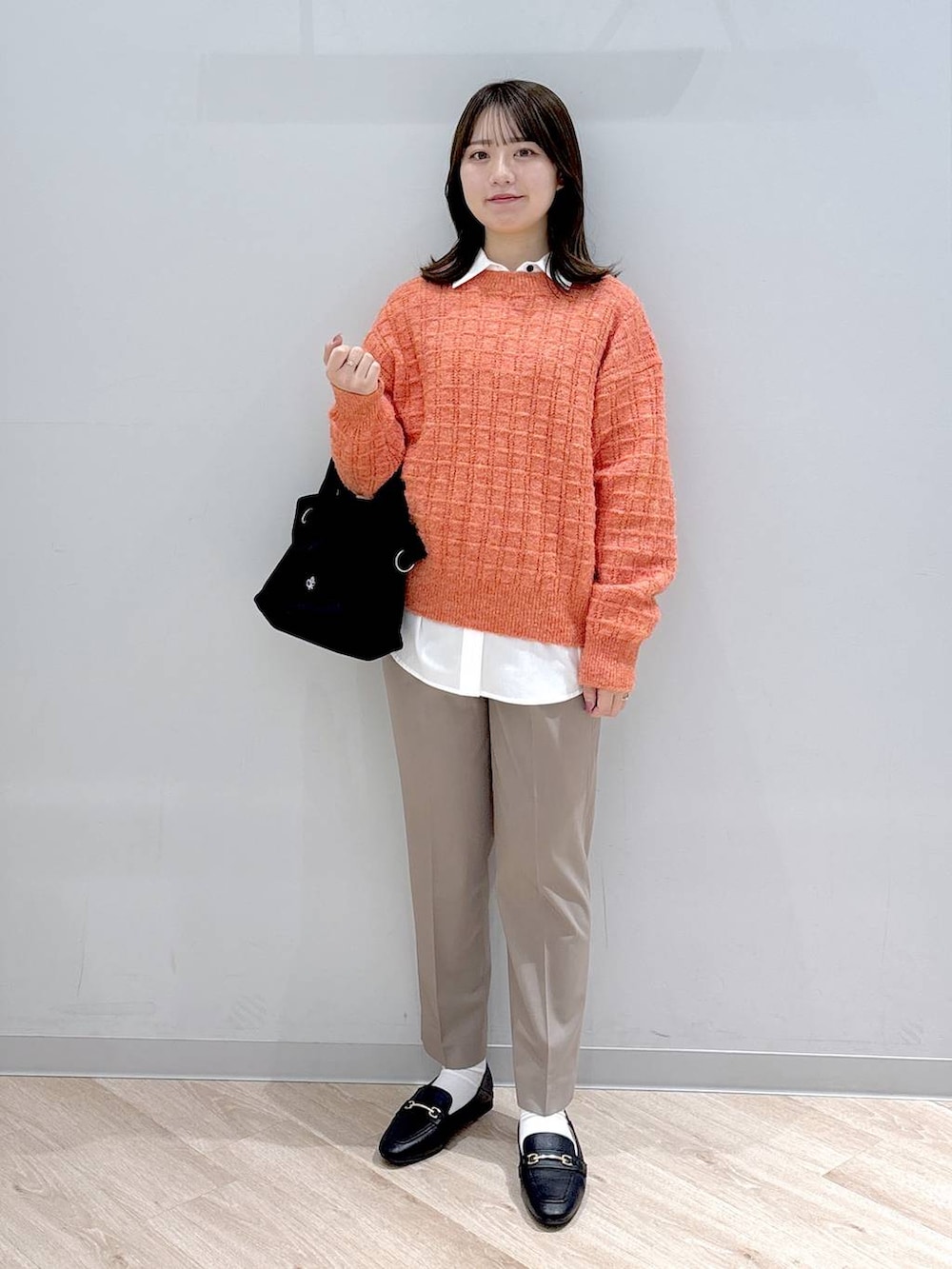 ブラック系のローファー、ブラック系のトートバッグ、ブラウン系のその他パンツを着用したレディースの秋コーディネートの2枚目の写真