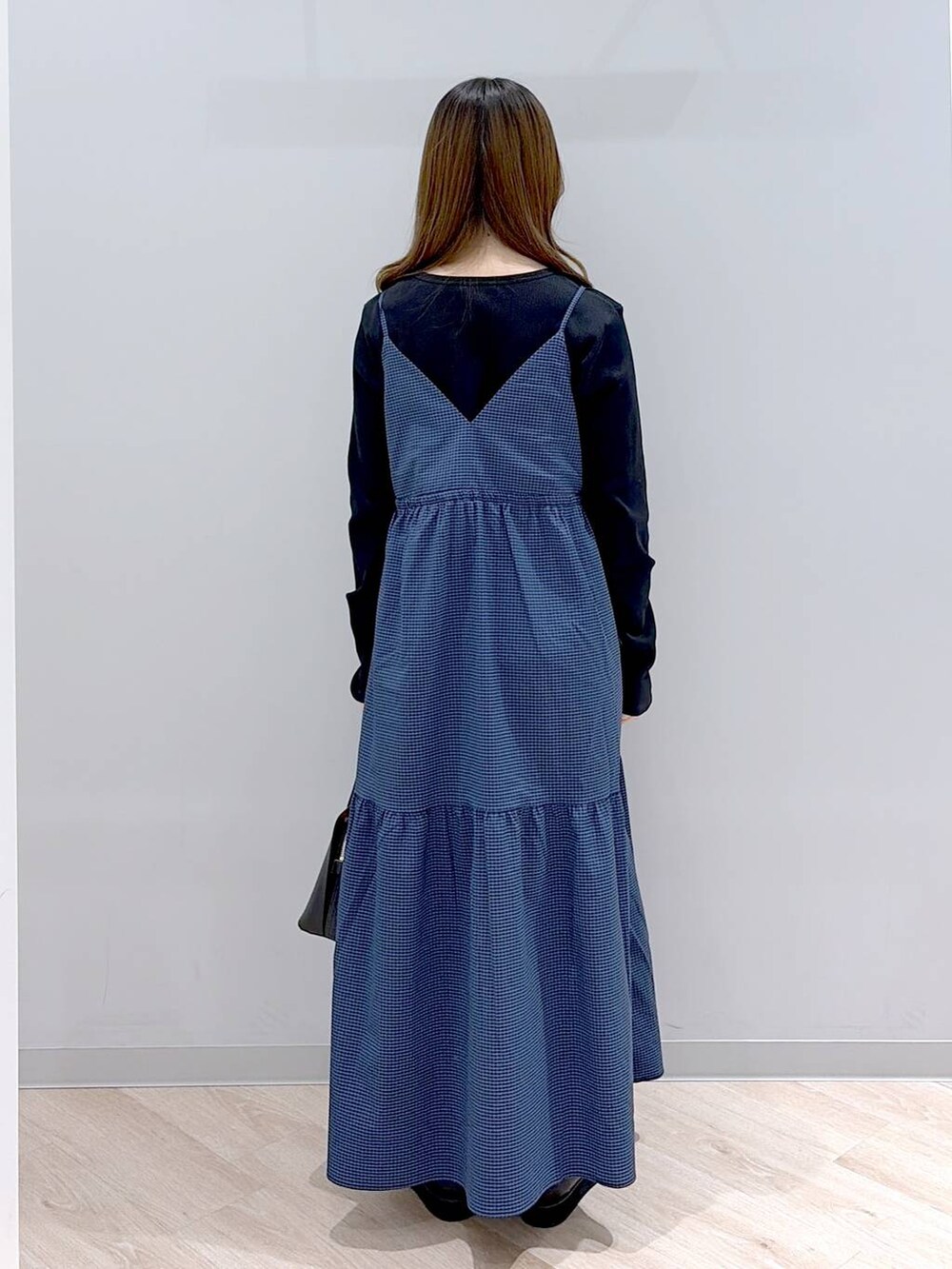 ブラック系のローファー、ブラック系のショルダーバッグ、ブラック系のTシャツ/カットソーを着用したレディースの春コーディネートの4枚目の写真