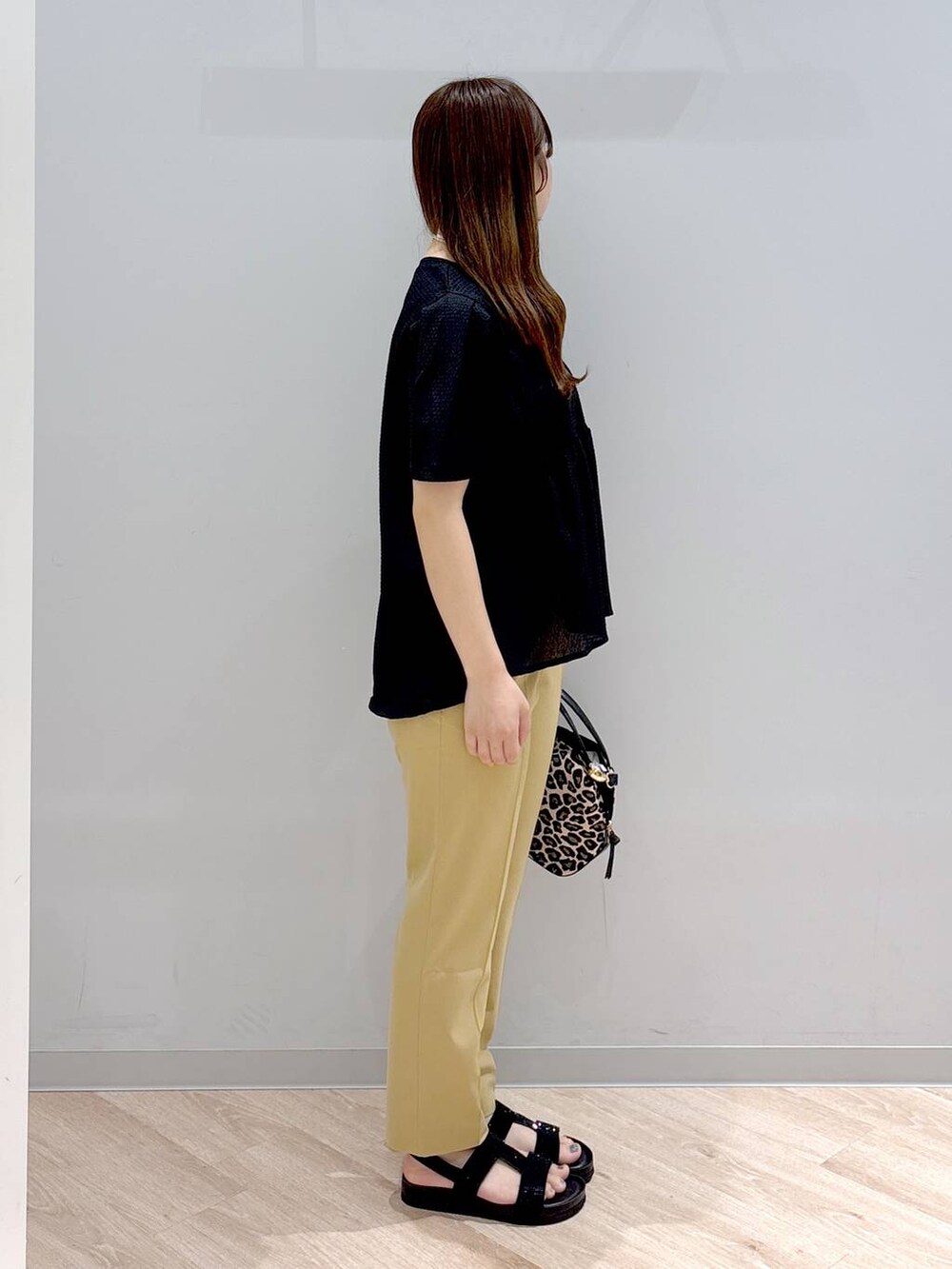 その他のショルダーバッグ、ベージュ系のその他パンツ、ブラック系のTシャツ/カットソーを着用したレディースの夏コーディネートの3枚目の写真