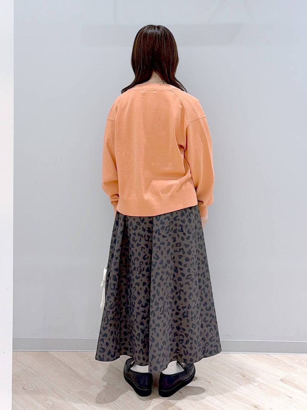 ブラック系のローファー、ホワイト系のトートバッグ、その他のスカートを着用したレディースの春コーディネートの4枚目の写真