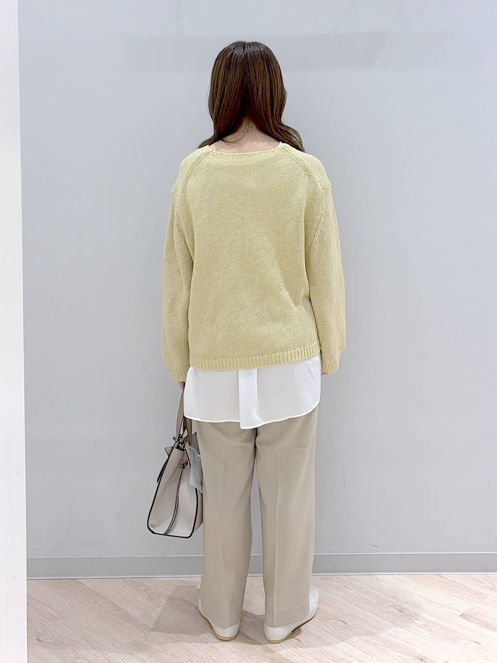 シルバー系のパンプス、ホワイト系のショルダーバッグ、ベージュ系のその他パンツを着用したレディースの春コーディネートの4枚目の写真