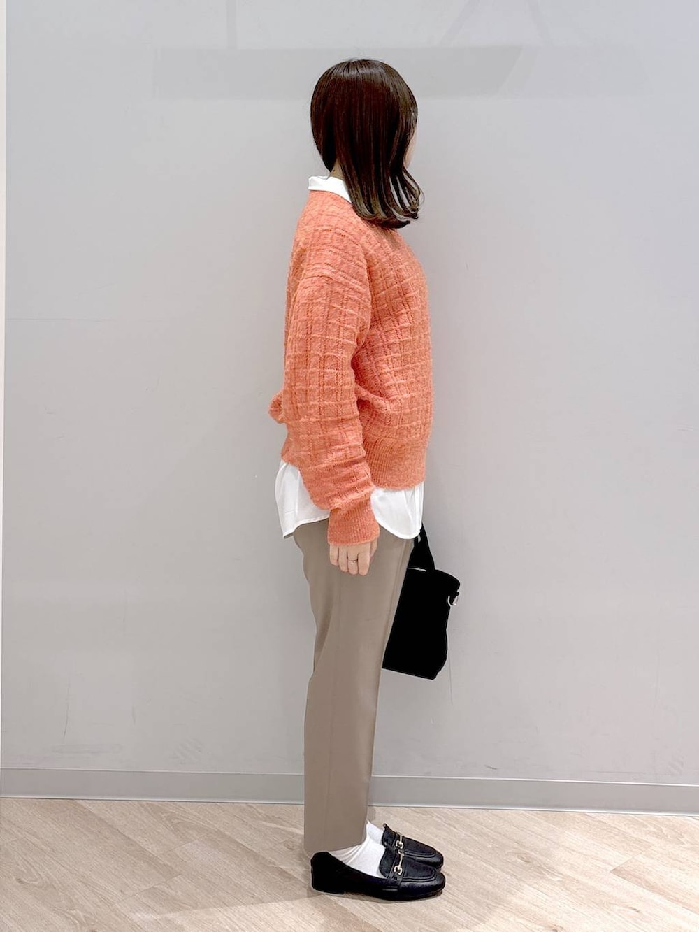 ブラック系のローファー、ブラック系のトートバッグ、ブラウン系のその他パンツを着用したレディースの秋コーディネートの3枚目の写真