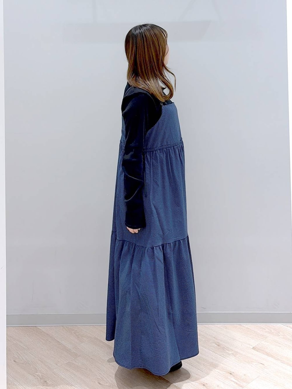 ブラック系のローファー、ブラック系のショルダーバッグ、ブラック系のTシャツ/カットソーを着用したレディースの春コーディネートの3枚目の写真