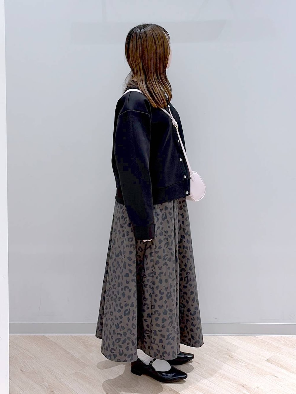 その他のスカート、ブラック系のカーディガン/ボレロを着用したレディースの冬コーディネートの3枚目の写真