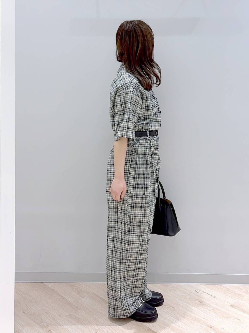 ブラック系のローファー、ブラック系のショルダーバッグ、その他のつなぎ/オールインワンを着用したレディースの春コーディネートの3枚目の写真