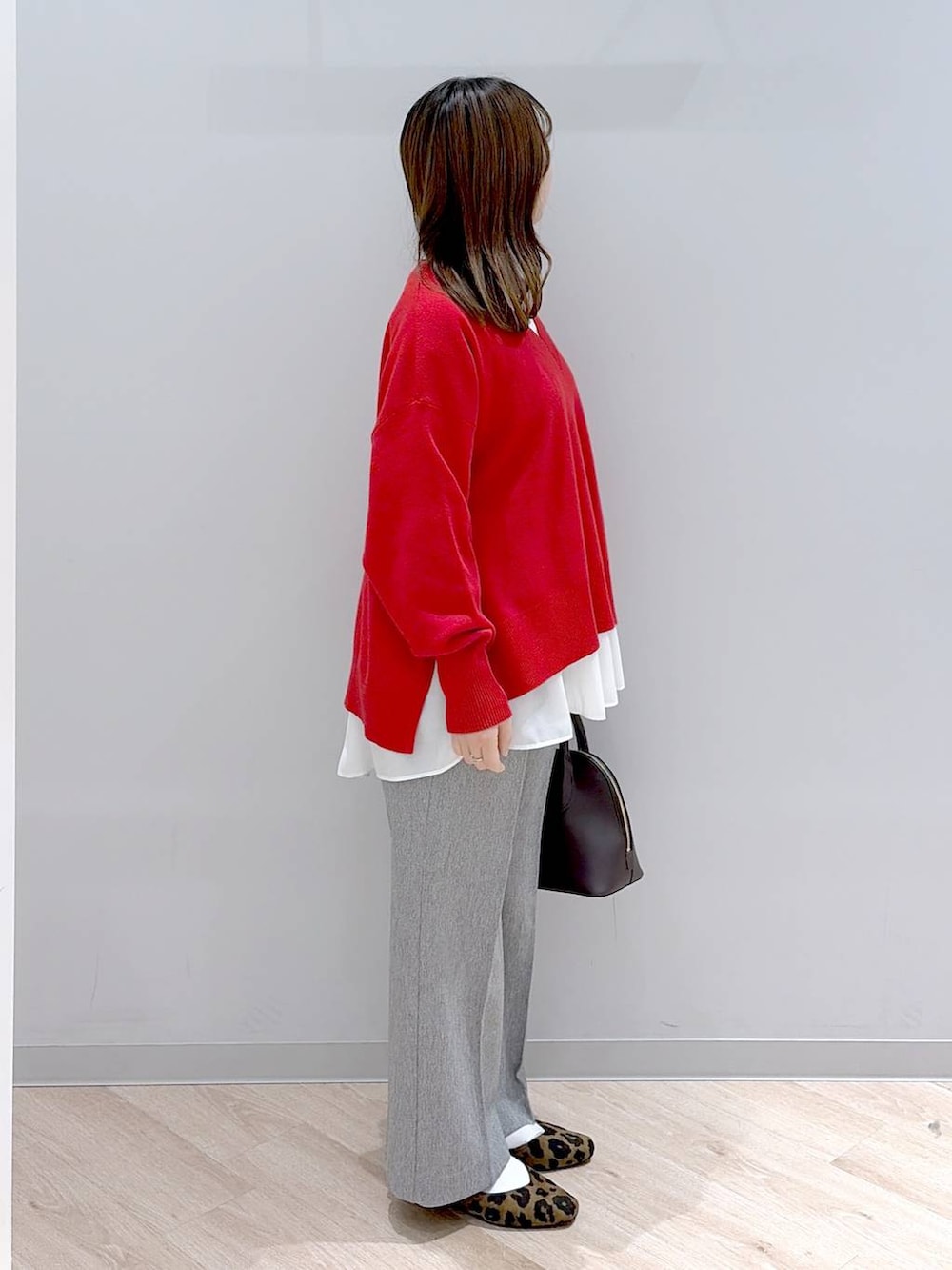 その他のパンプス、レッド系のニット/セーター、ホワイト系のTシャツ/カットソーを着用したレディースの冬コーディネートの3枚目の写真