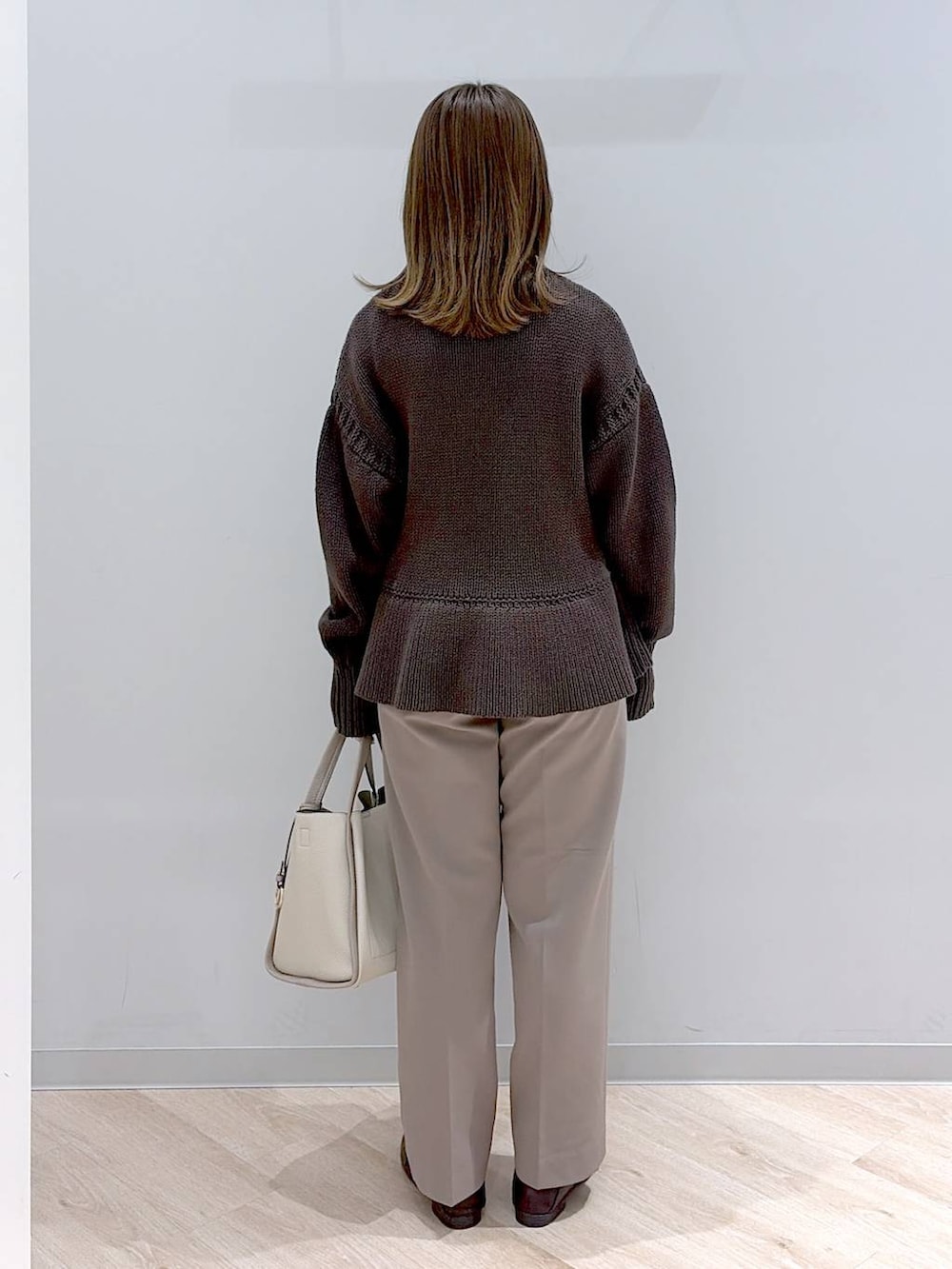 ブラウン系のローファー、ブラウン系のその他パンツ、ベージュ系のトートバッグを着用したレディースの冬コーディネートの4枚目の写真
