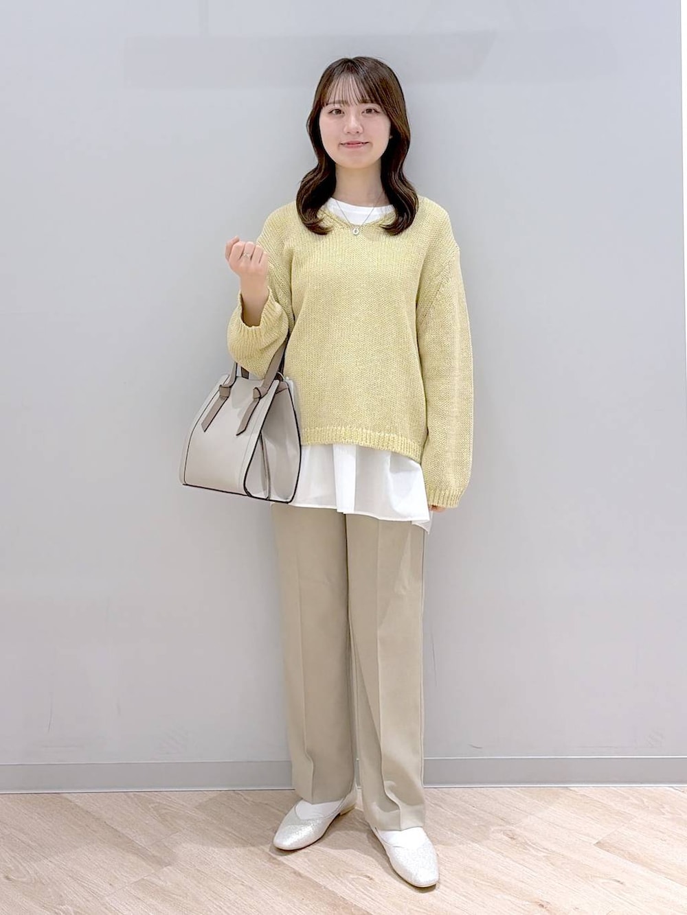 シルバー系のパンプス、ホワイト系のショルダーバッグ、ベージュ系のその他パンツを着用したレディースの春コーディネートの2枚目の写真