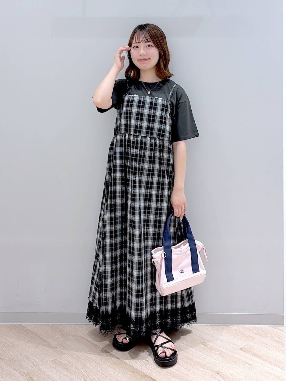 ピンク系のトートバッグ、グレー系のTシャツ/カットソー、ブラック系のサンダルを着用したレディースの夏コーディネートの2枚目の写真