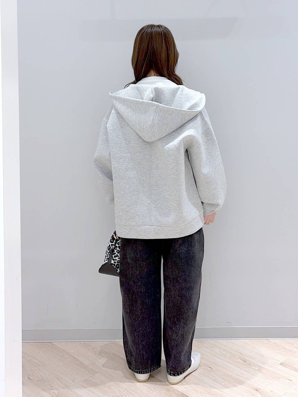 その他のショルダーバッグ、シルバー系のパンプス、ブラック系のデニムパンツを着用したレディースの春コーディネートの4枚目の写真