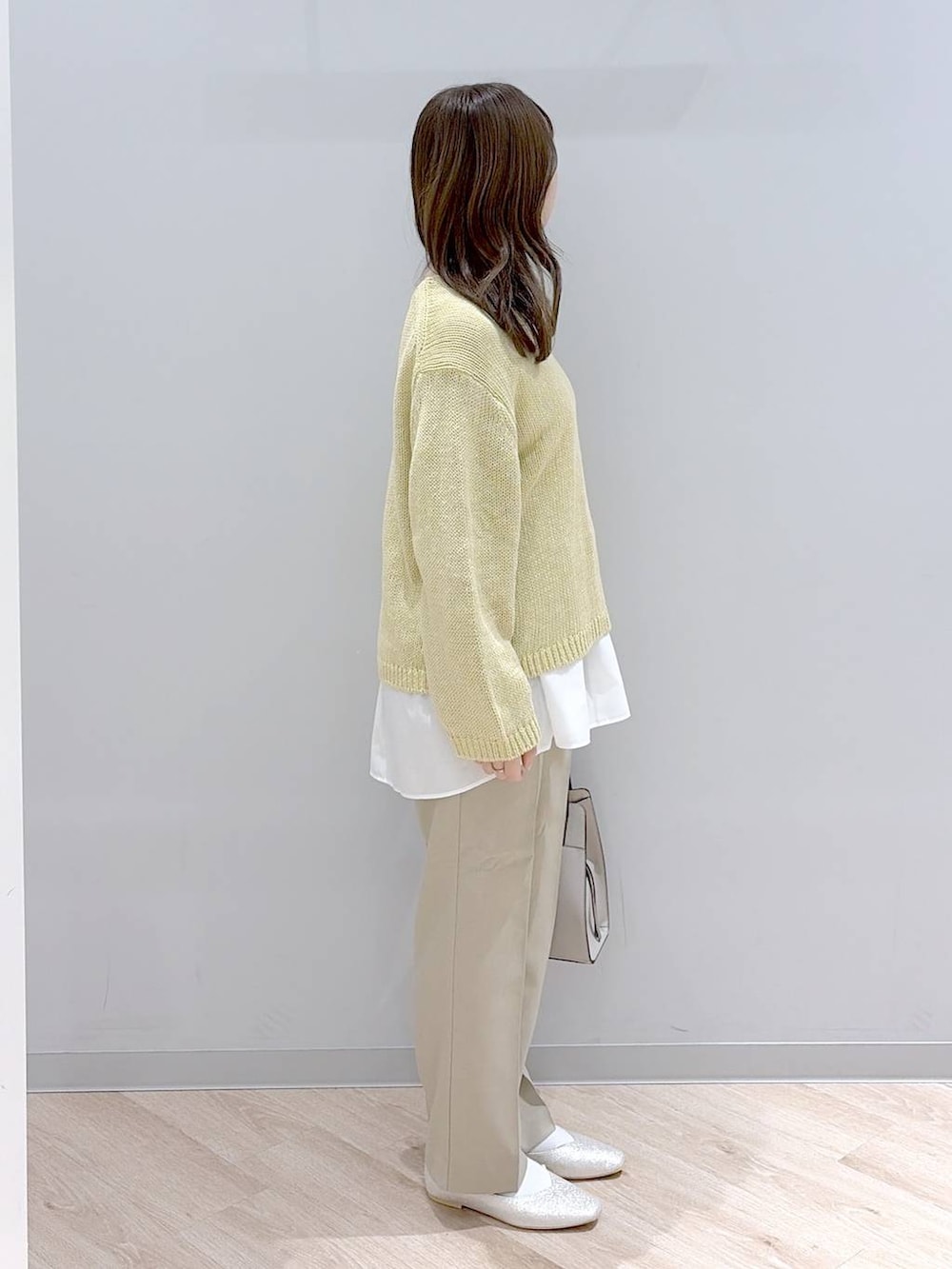 シルバー系のパンプス、ホワイト系のショルダーバッグ、ベージュ系のその他パンツを着用したレディースの春コーディネートの3枚目の写真