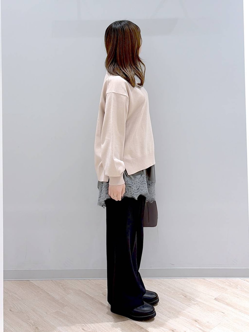 ブラック系のローファー、ブラック系のその他パンツ、ピンク系のニット/セーターを着用したレディースの春コーディネートの3枚目の写真