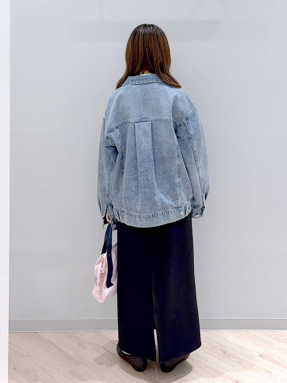 ブラック系のバレエシューズ、ピンク系のトートバッグ、ブルー系のデニムジャケットを着用したレディースの冬コーディネートの4枚目の写真