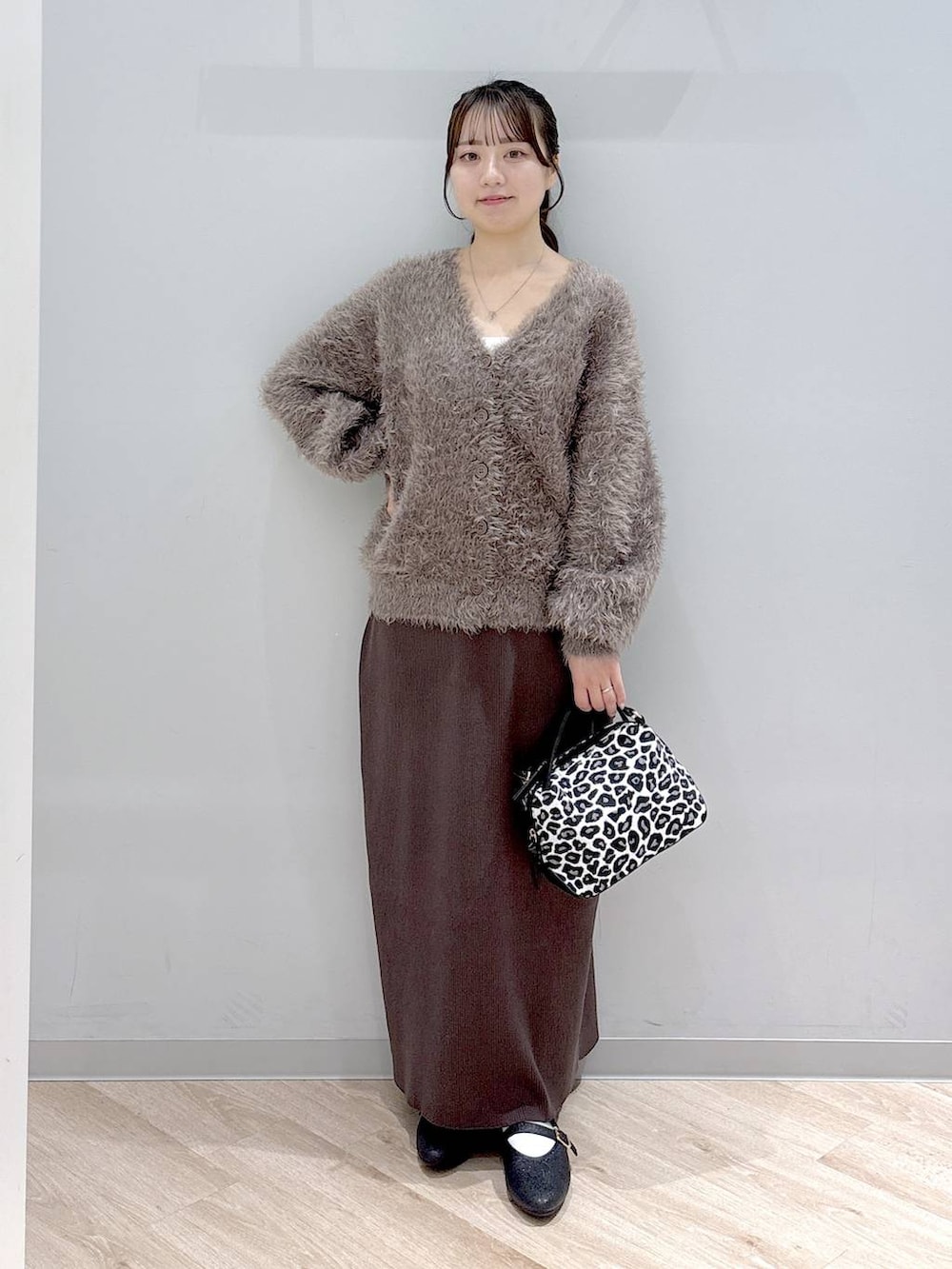 その他のショルダーバッグ、その他のパンプスを着用したレディースの秋コーディネートの2枚目の写真