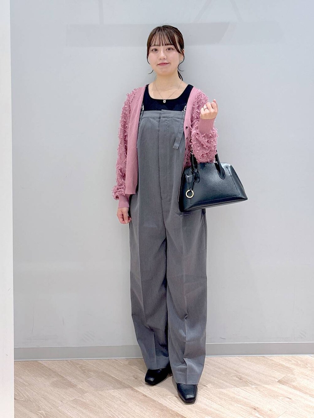 ブラック系のローファー、グレー系のサロペット/オーバーオール、ブラック系のショルダーバッグを着用したレディースの夏コーディネートの2枚目の写真