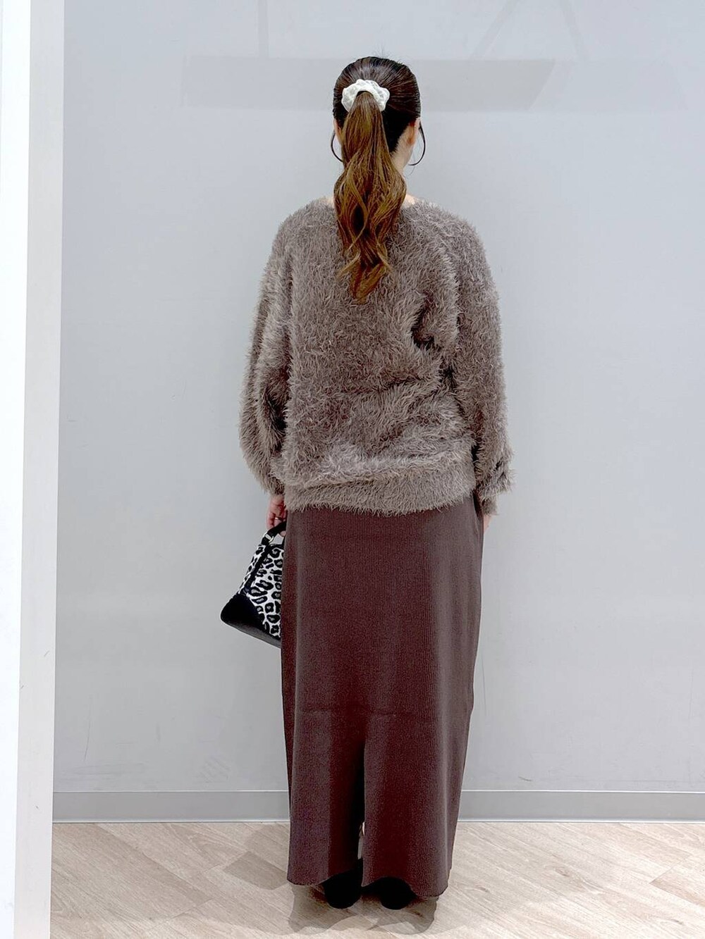 その他のショルダーバッグ、その他のパンプスを着用したレディースの秋コーディネートの4枚目の写真