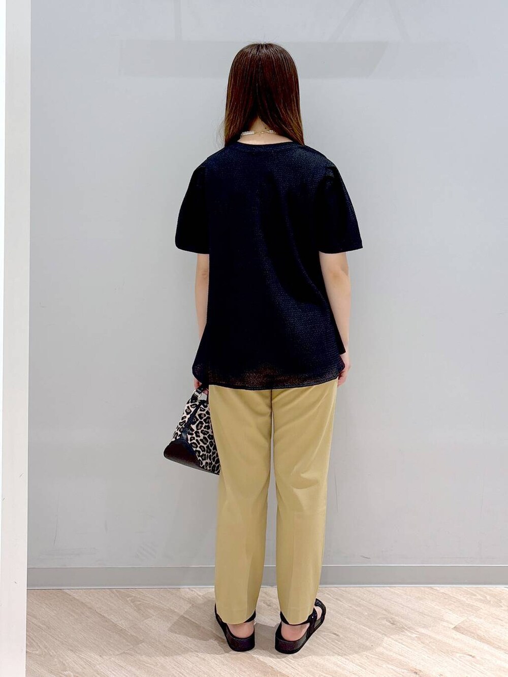 その他のショルダーバッグ、ベージュ系のその他パンツ、ブラック系のTシャツ/カットソーを着用したレディースの夏コーディネートの4枚目の写真