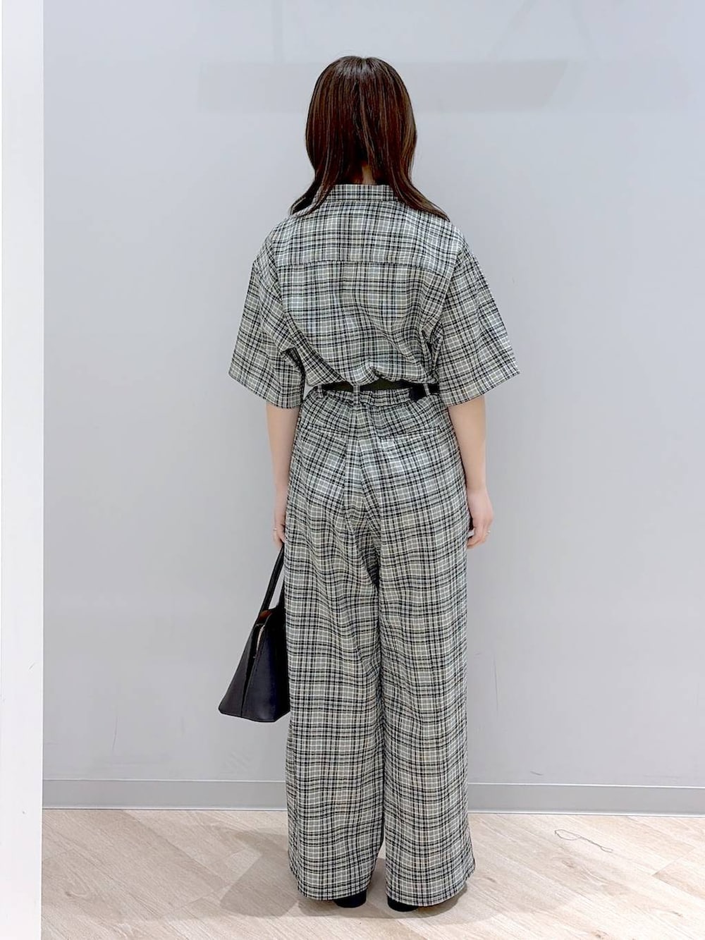 ブラック系のローファー、ブラック系のショルダーバッグ、その他のつなぎ/オールインワンを着用したレディースの春コーディネートの4枚目の写真