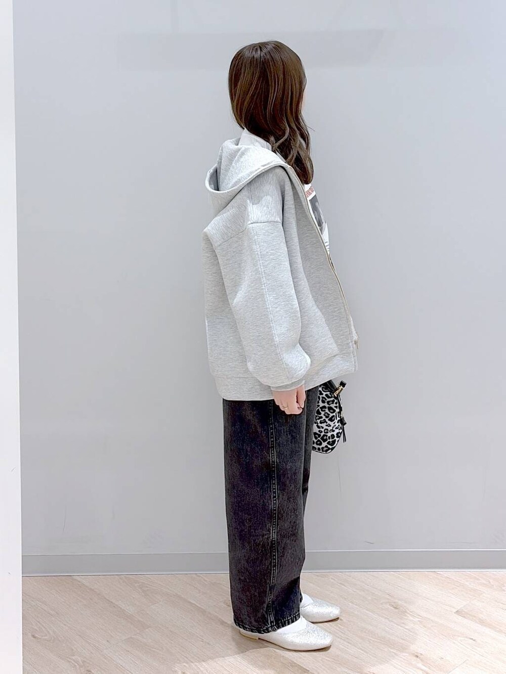 その他のショルダーバッグ、シルバー系のパンプス、ブラック系のデニムパンツを着用したレディースの春コーディネートの3枚目の写真