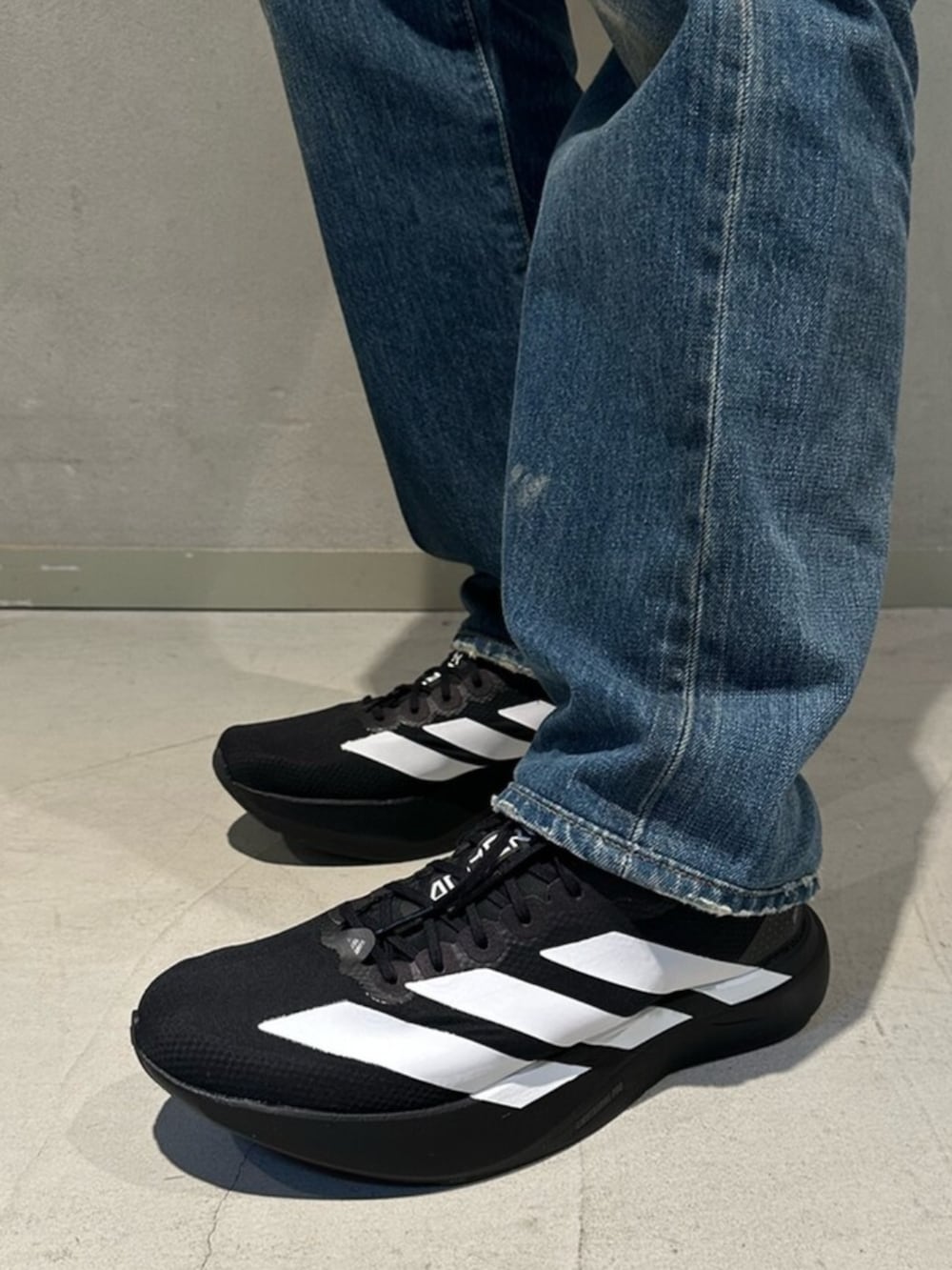 ブラック系のその他アウター、ブラック系のスニーカーを着用したメンズの冬コーディネートの4枚目の写真